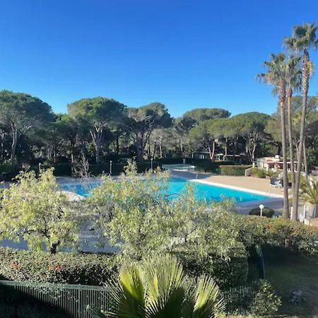 Bel appartement à Saint-Raphaël avec vue piscine Extérieur photo