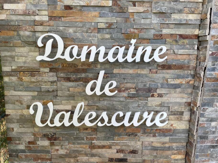 Bel appartement à Saint-Raphaël avec vue piscine Extérieur photo