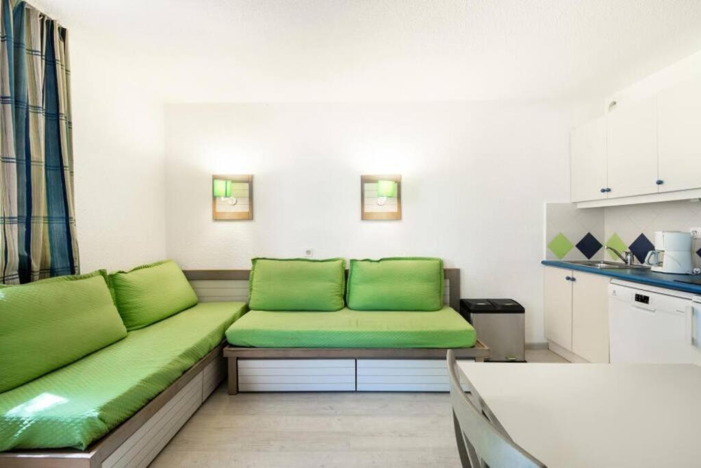 Bel appartement à Saint-Raphaël avec vue piscine Extérieur photo