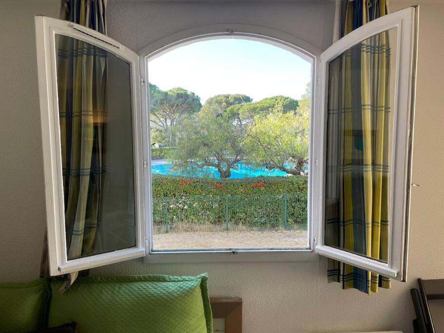 Bel appartement à Saint-Raphaël avec vue piscine Extérieur photo