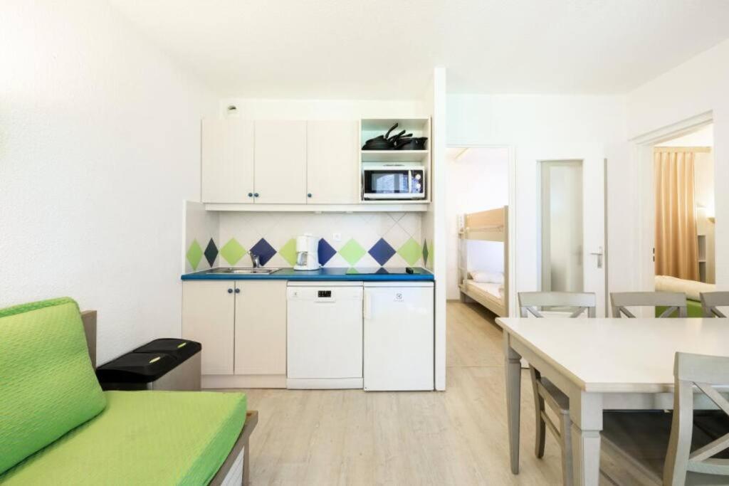 Bel appartement à Saint-Raphaël avec vue piscine Extérieur photo