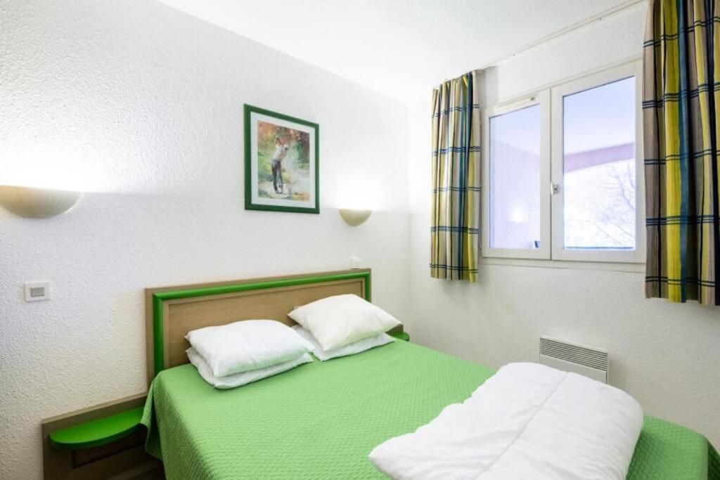 Bel appartement à Saint-Raphaël avec vue piscine Extérieur photo
