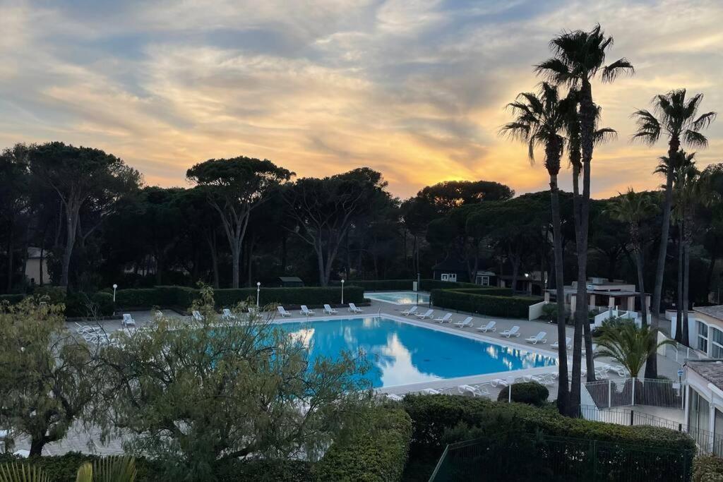 Bel appartement à Saint-Raphaël avec vue piscine Extérieur photo