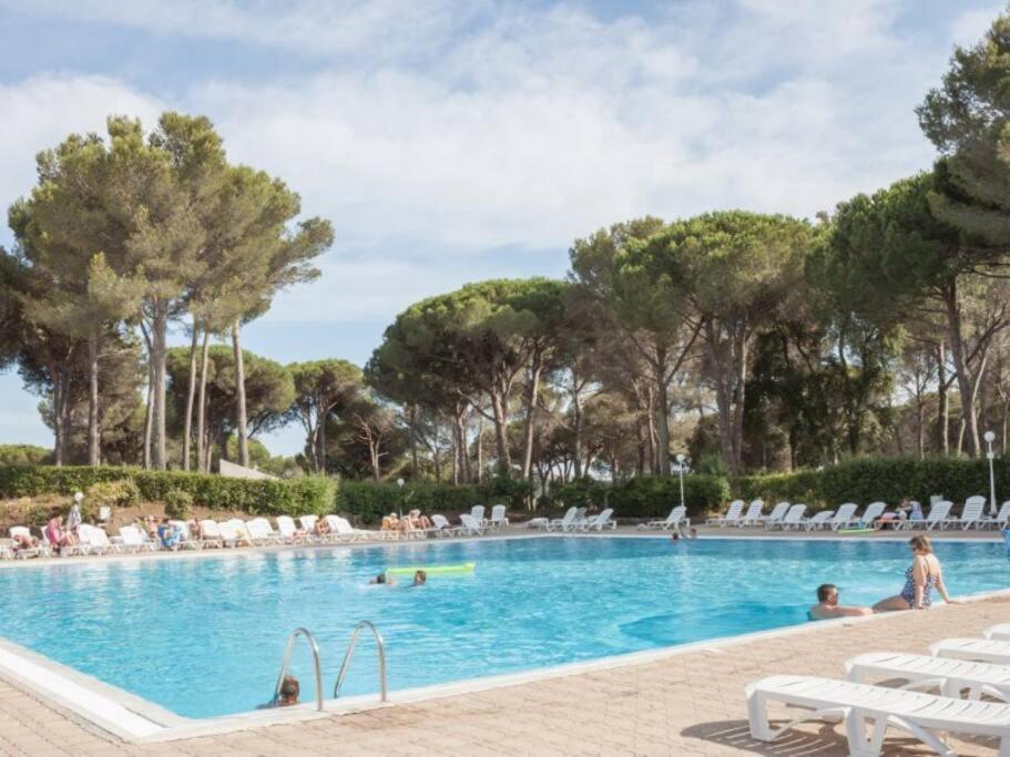 Bel appartement à Saint-Raphaël avec vue piscine Extérieur photo