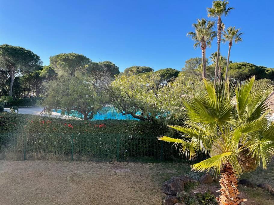 Bel appartement à Saint-Raphaël avec vue piscine Extérieur photo