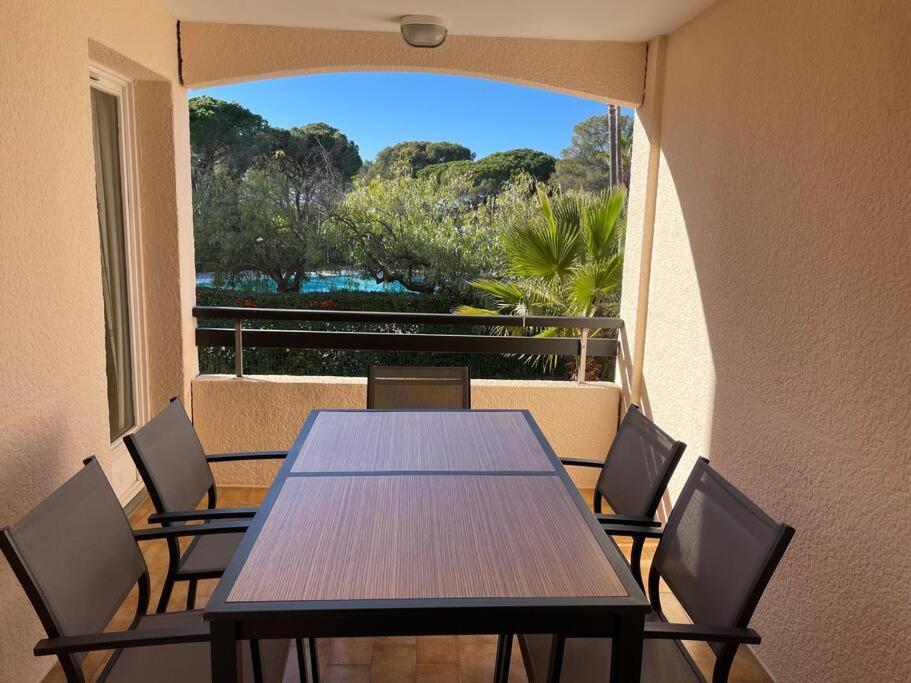 Bel appartement à Saint-Raphaël avec vue piscine Extérieur photo