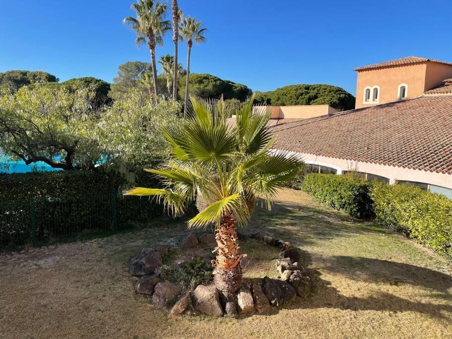 Bel appartement à Saint-Raphaël avec vue piscine Extérieur photo