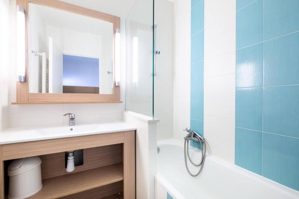 Bel appartement à Saint-Raphaël avec vue piscine Extérieur photo