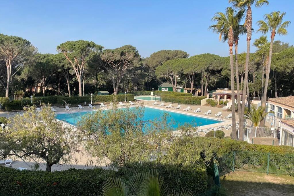 Bel appartement à Saint-Raphaël avec vue piscine Extérieur photo